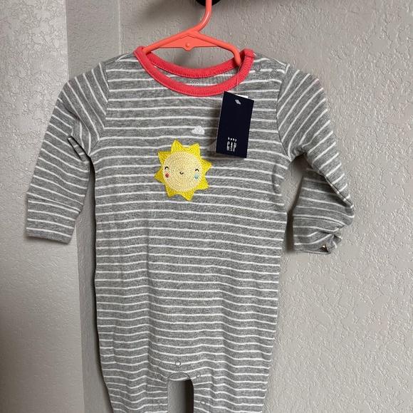 GapBaby footed pajamas - Picture 1 of 3